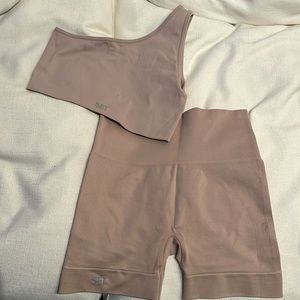 Set active sports bra and shorts